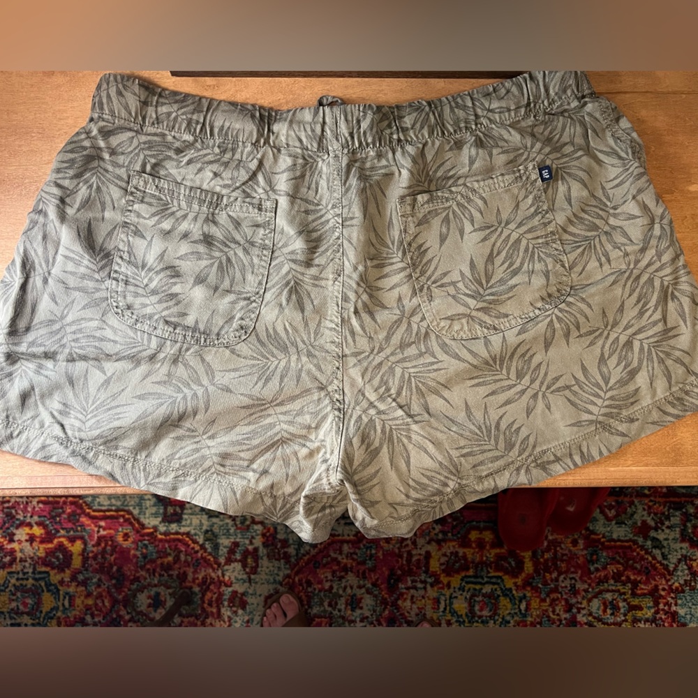 Gap Women’s cargo shorts Olive green with palm leaves